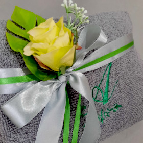 szary ręcznik z zielonym monogramem na prezent